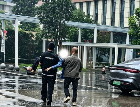 雨中百米奔跑！保安班长为抽搐老人抢出生命时间