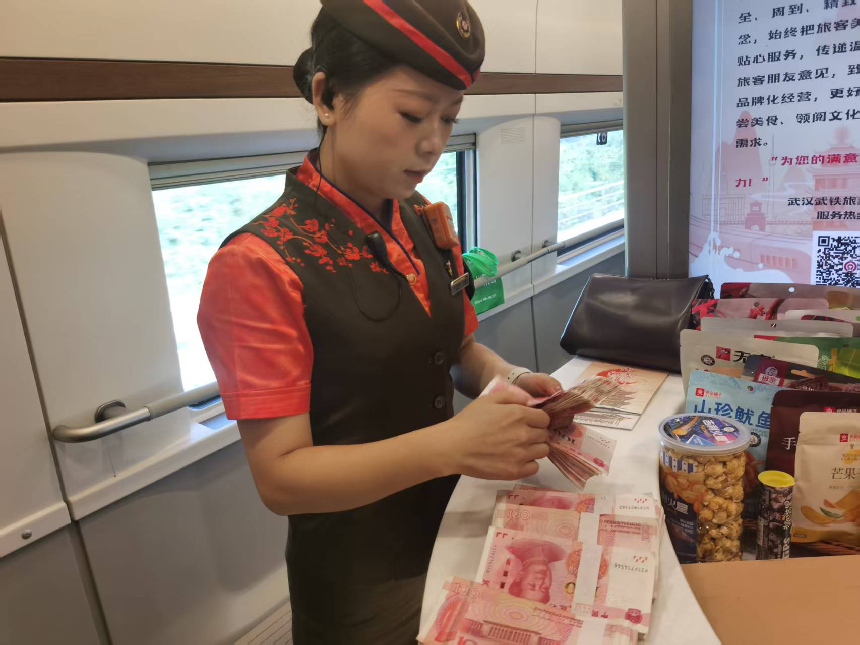 旅客6万元彩礼遗落高铁 列车工作人员8分钟快速寻回