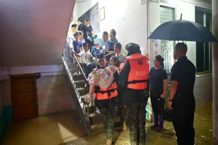 福建永定武警中队、蓝天退役军人先锋队联合驰援洪山镇抢险救灾