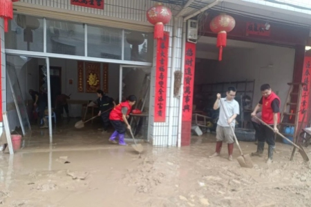 退役不褪色 驰援显担当│福建永定区多地力量奔赴洪山开展灾后重建