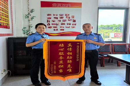 暑运里的&ldquo;冰玉情&rdquo;：庄河北站一支服务队温暖旅客出行路