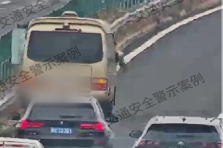 中巴高速失控&ldquo;S&rdquo;型狂飙 交警柔性截停救人一命