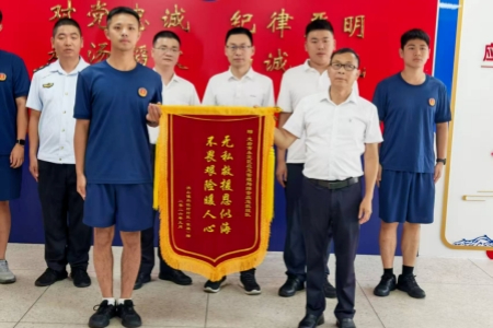福建永定退役军人台风险情中挺身而出 冒险营救被困群众获赠致谢锦旗