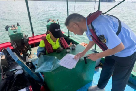 岸上查海上巡船上屯 厦门海洋执法兼顾盛会保障与渔民合法生计