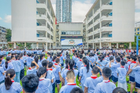 福安公安依托国旗下宣讲进校园 以趣味实验筑牢新学期校园安全防护网