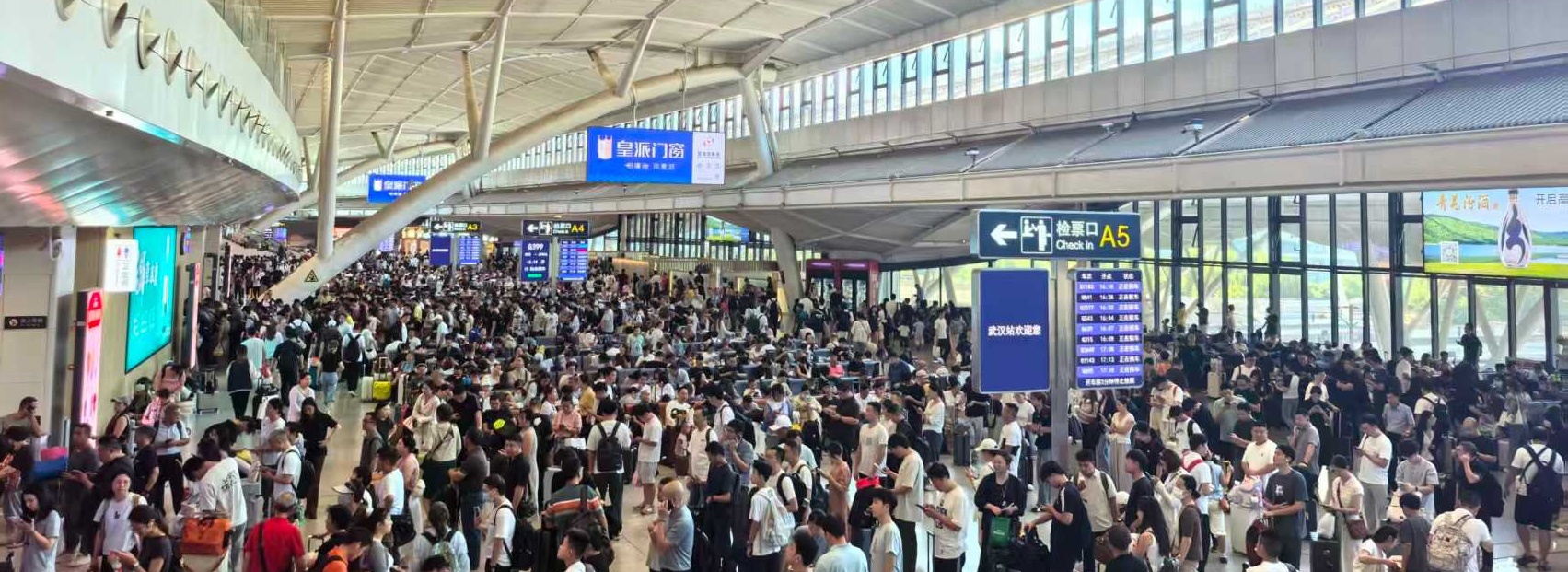 双节即将来临 武铁预计发送1350万人次