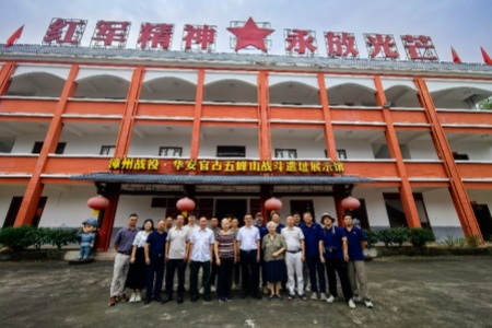 刘亚楼将军亲属一行走进华安官古五峰山战斗遗址 实地研学赓续红色血脉