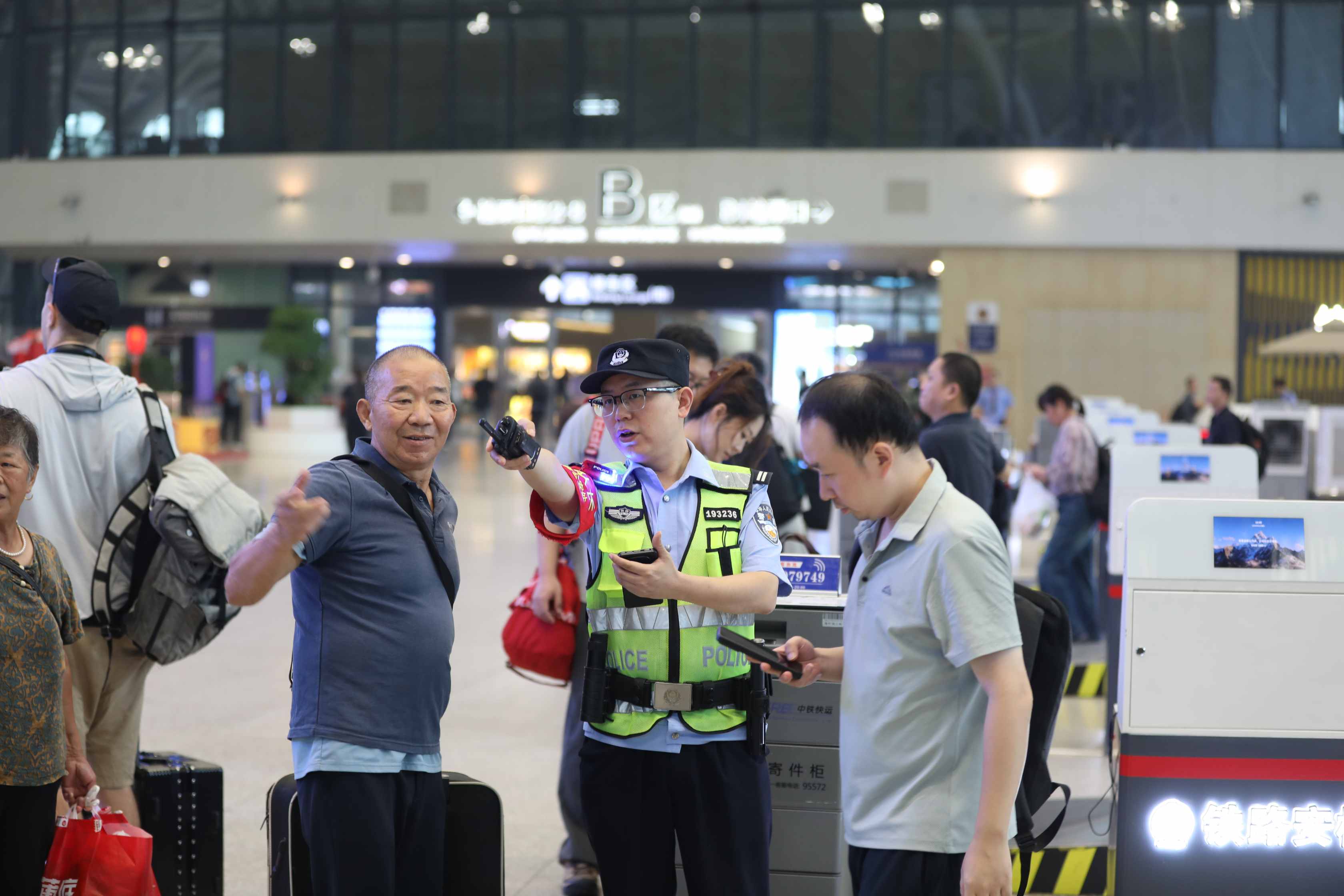 &ldquo;双节&rdquo;铁路运输今日开启  多部门守护旅客平安出行