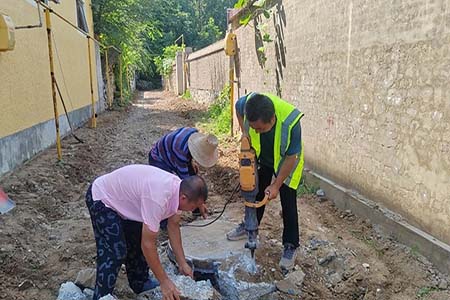 家门口就业 工地上育才 - 保定以工代赈今年以来落地48个惠民项目，带动8000余名群众就近务工增收