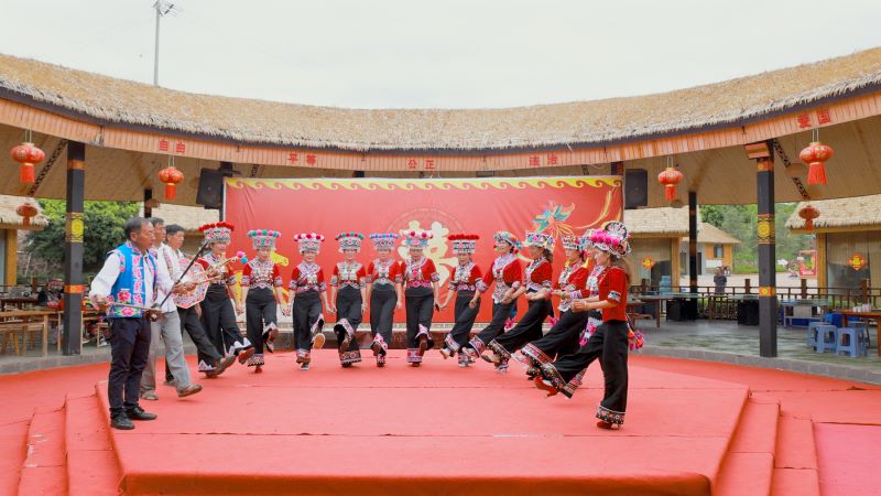 文化聚心铸和美 搬迁兴业启新篇 - 楚雄州大中型水利水电移民搬迁安置主题巡演彰显二十年安居振兴成效