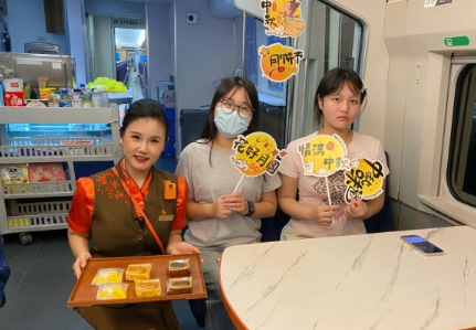 中秋旅途暖意浓 高铁车厢里共赴月圆之约