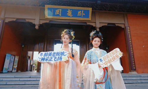 月满中原 情暖三城&mdash;&mdash;&ldquo;嫦娥&rdquo;&ldquo;玉兔&rdquo;现身河南街头送中秋祝福