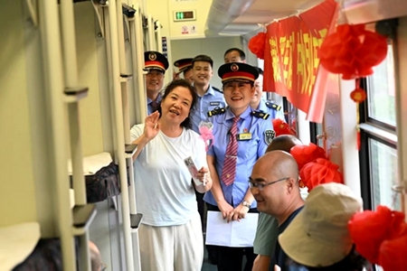 铁道献华诞 温情护归途 -- 大连客运段大连至齐齐哈尔K1229列车开展国庆主题暖心活动