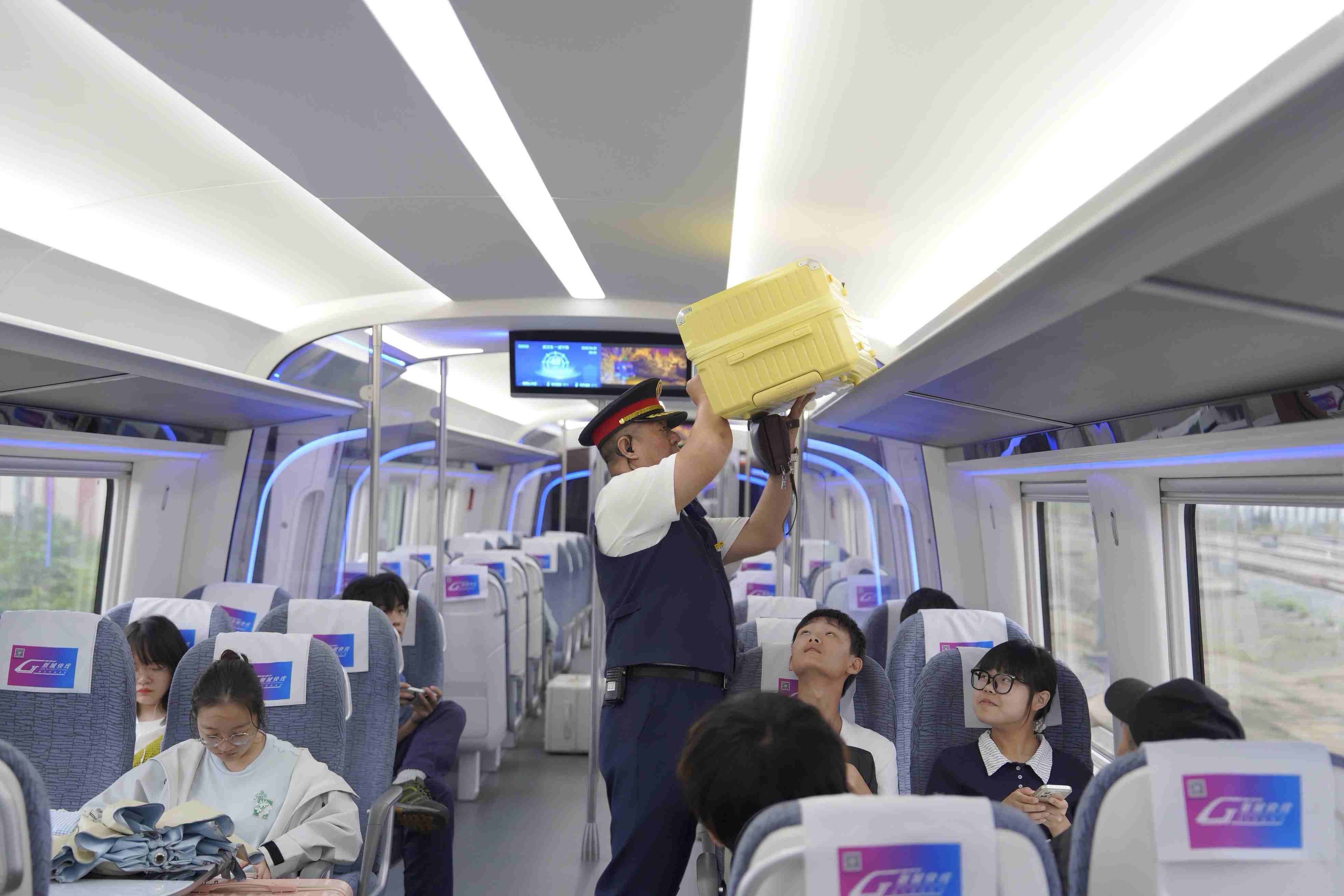 武汉：新城快线串联都市圈 一车一人一初心