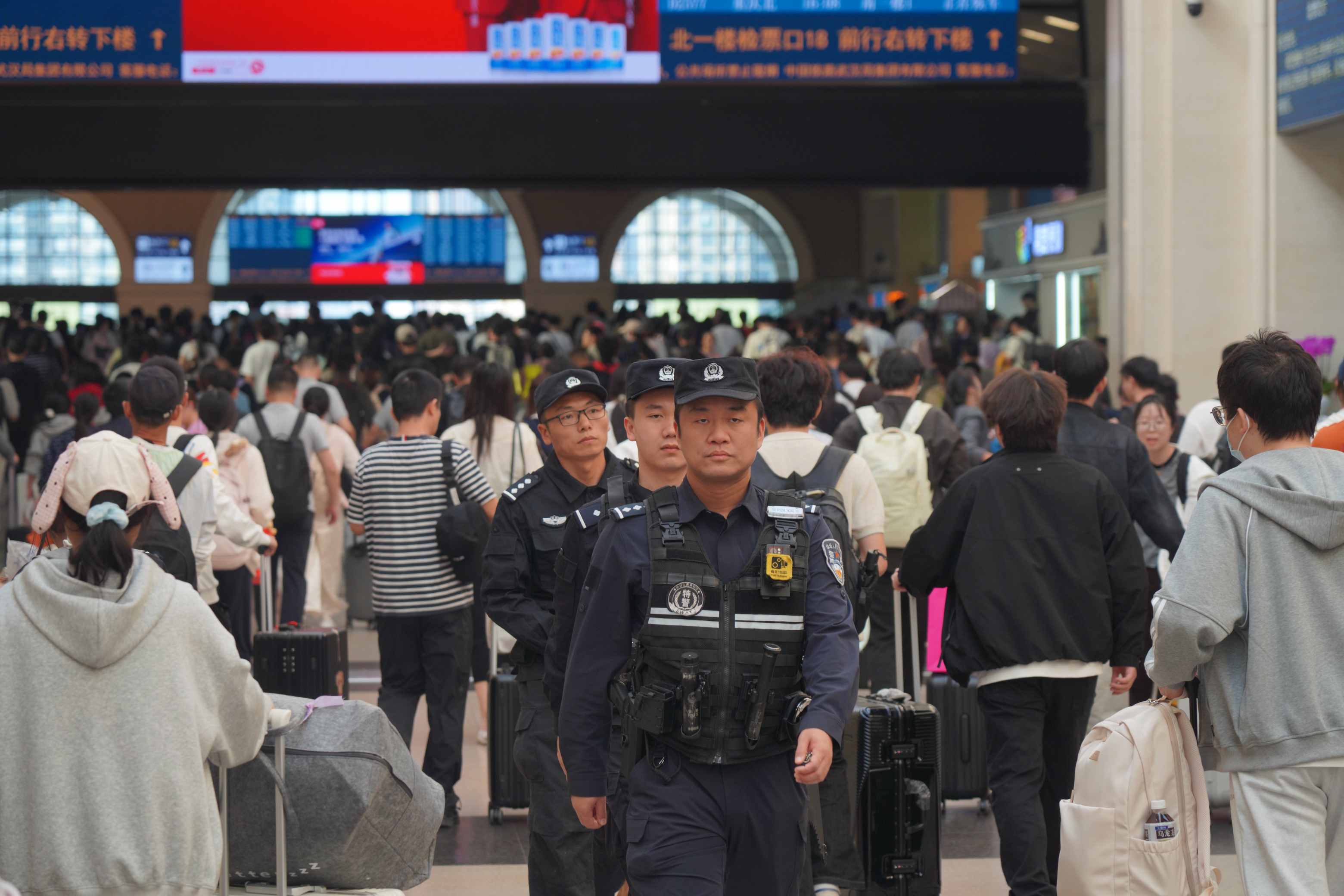 护航大客流 武汉铁路警方圆满完成2026国庆安保任务