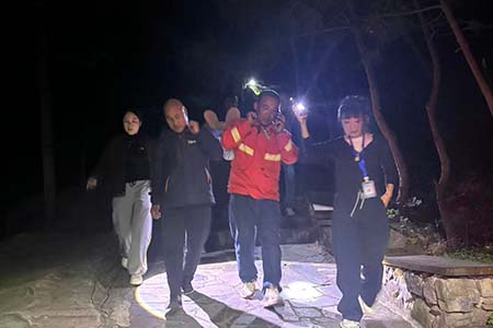 暮色中游客体力不支滞留半山腰 狼牙山景区接力担架护送下山