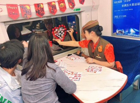 飞驰车厢涌动&ldquo;中国红&rdquo; 武汉客运段温情服务伴旅客欢度国庆