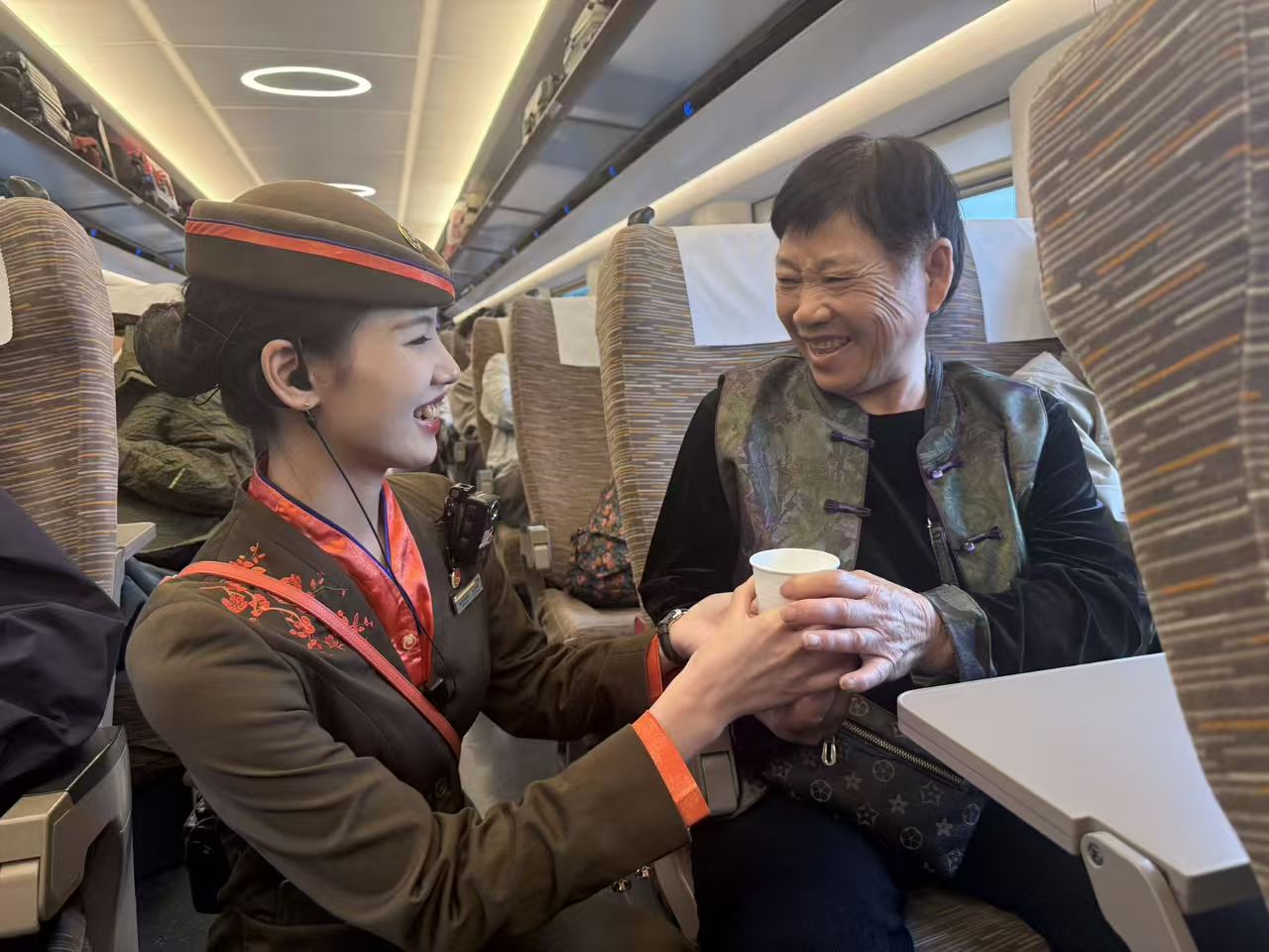 敬老伴旅途 高铁宣讲老年票 &ldquo;折上折&rdquo; 惠民政策