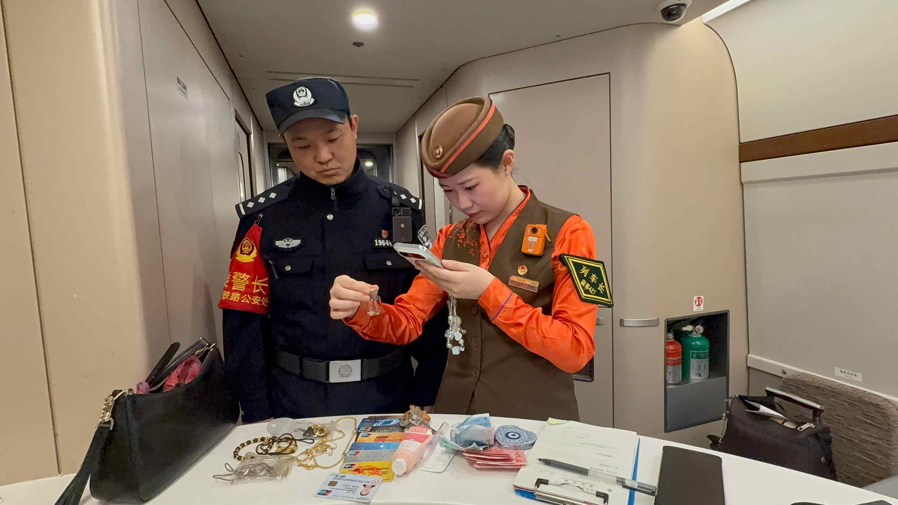 百克黄金遗失在高铁 乘务组细心查找完璧归赵