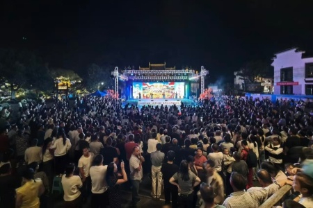 江西婺源江湾举办丰收主题村晚 以徽剧傩舞等本土非遗串联千年徽州烟火乡愁