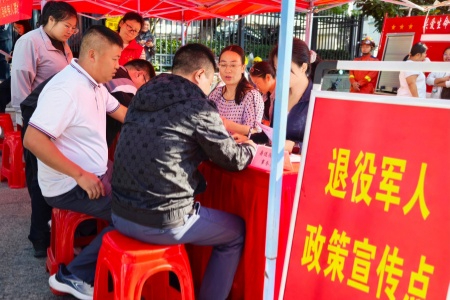 长汀金秋退役军人专场招聘会在杨成武将军广场举办 1300余个优质岗位助力老兵褪去戎装启新程
