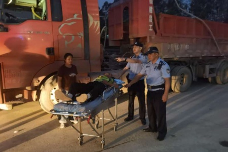 福建南靖：货车司机突发晕厥 民警紧急救助显担当