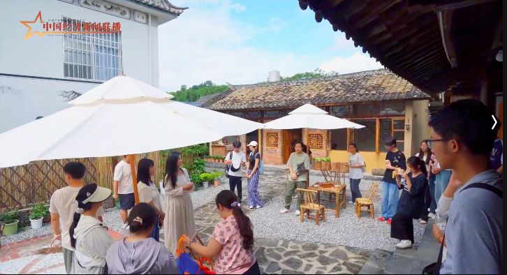 桑园叠翠 民宿迎客 精神铸魂--打造云南移民新村的 "德宏样本"