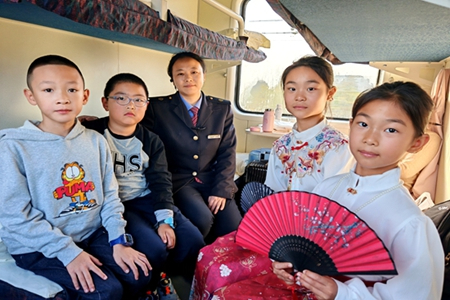 285名儿童赴京研学 K683次列车把安全守护和&ldquo;流动课堂&rdquo;送进车厢