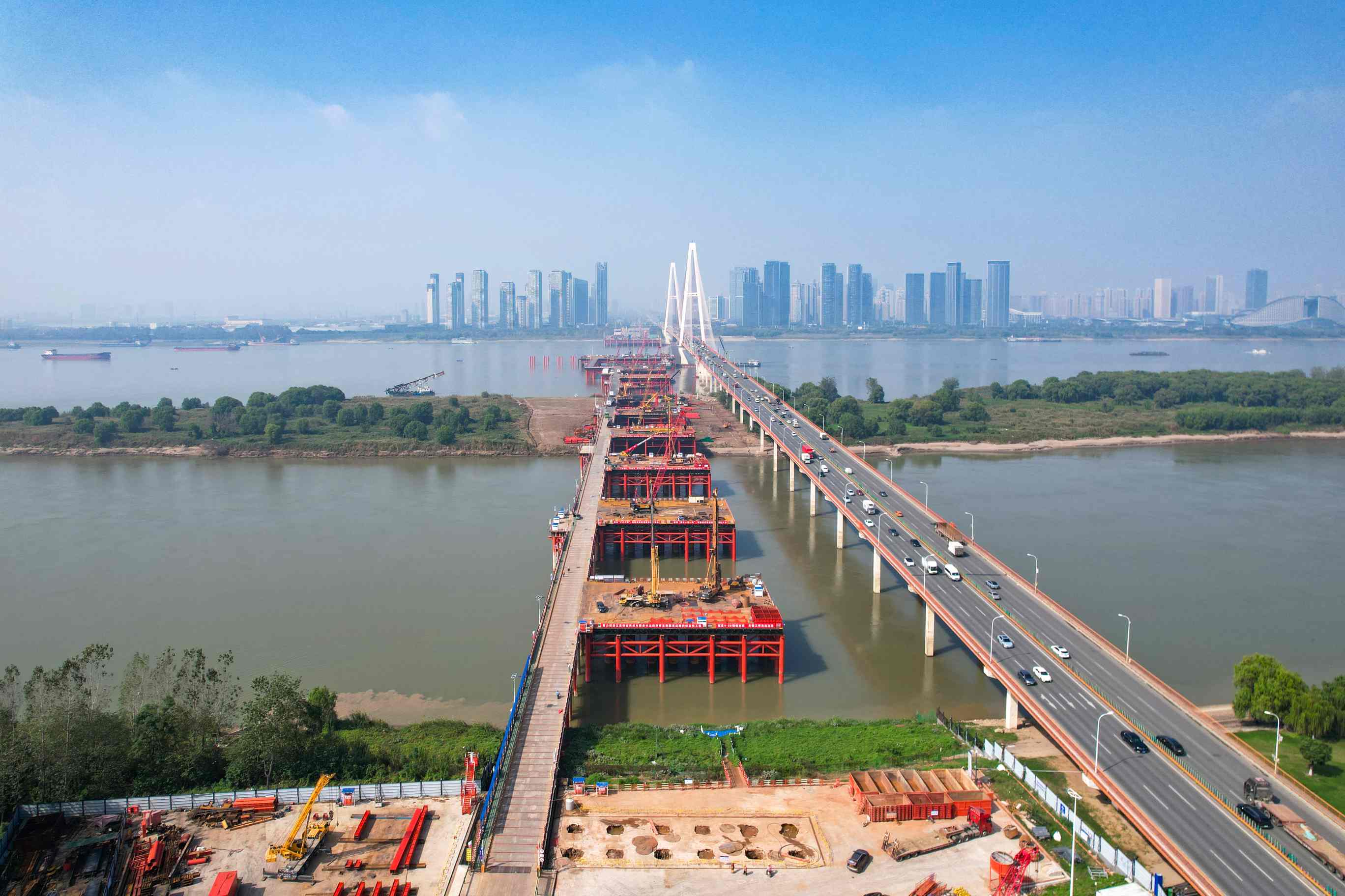 白沙洲公铁两用长江大桥 主墩首根桩基顺利浇筑